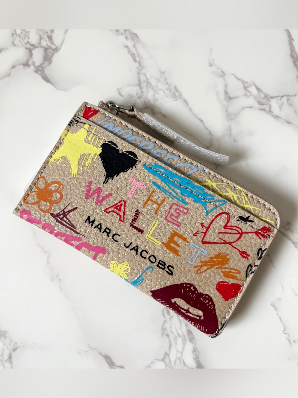 New Marc Jacobs Top Zip Multi Wallet Beige Graffiti Print - Picture 2 of 9
